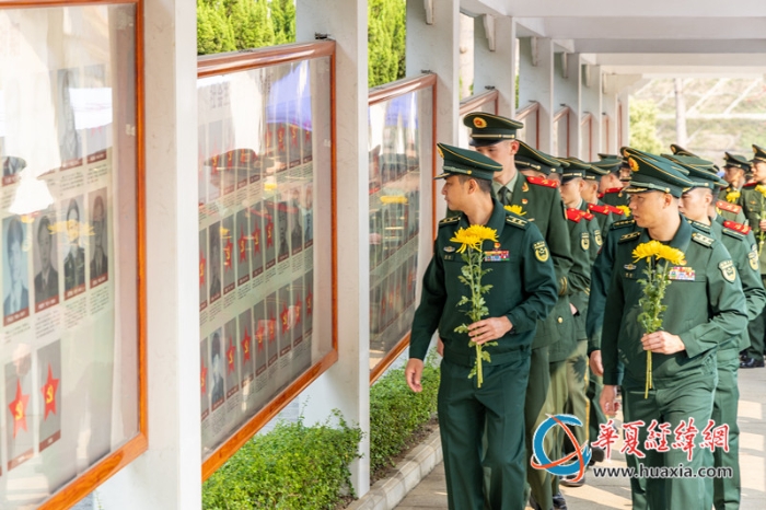 图3：武警官兵了解烈士事迹_副本