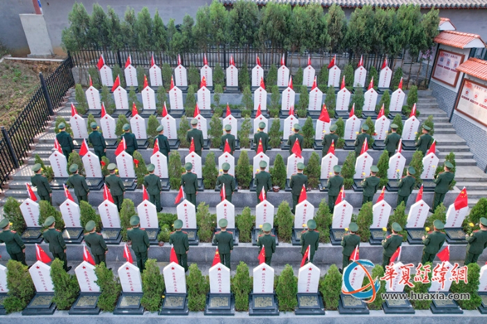 图4：武警官兵向先烈墓碑献花_副本