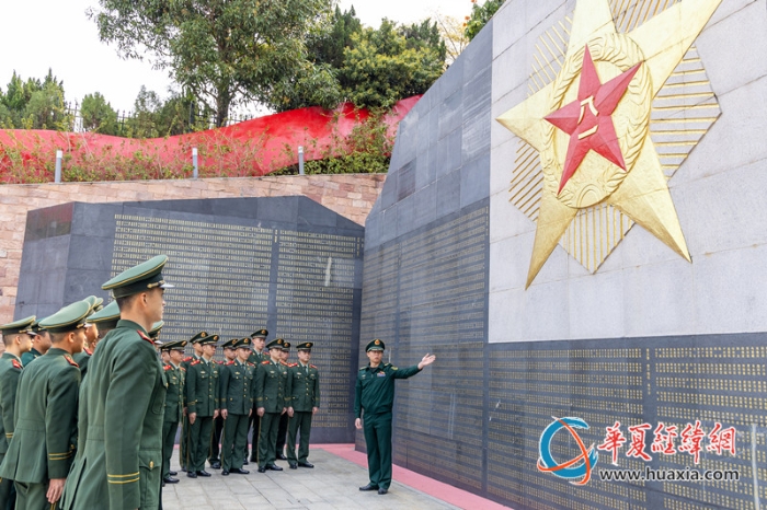 图6：武警官兵学习英烈事迹。_副本