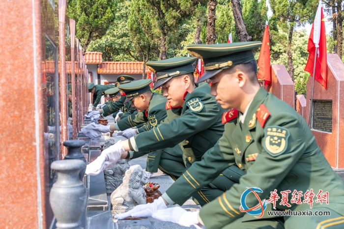 图7：武警官兵祭扫先烈陵墓。_副本