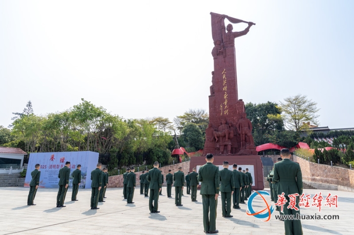 图9：武警官兵在纪念碑前肃立默哀_副本