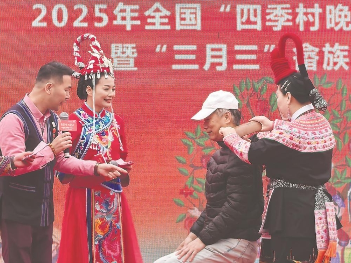 台胞体验畲医畲药。记者 王毅 摄（来源：福建日报）