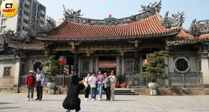 图为国际旅客观光景点龙山寺