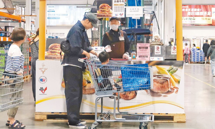 为岛内大卖场现场提供美国牛肉试吃，以增加民众购买。