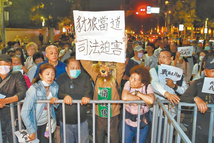 检调侦办罢免死亡联署案，国民党支持者17日晚间聚集在北检外
