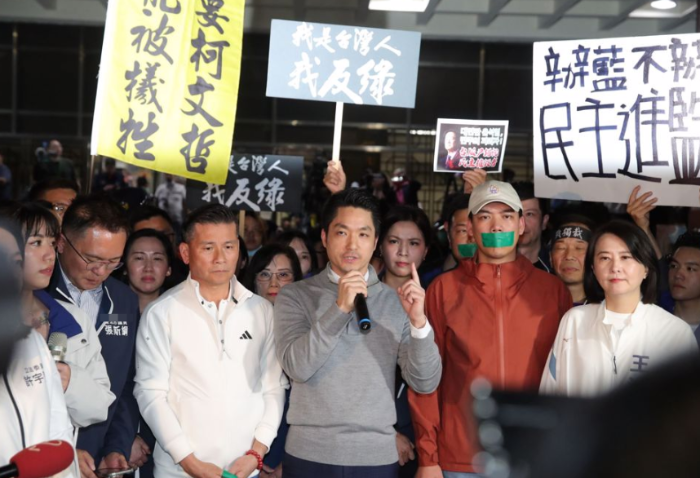 台北市长蒋万安（中）到场声援，并抛出个人支持“倒阁”