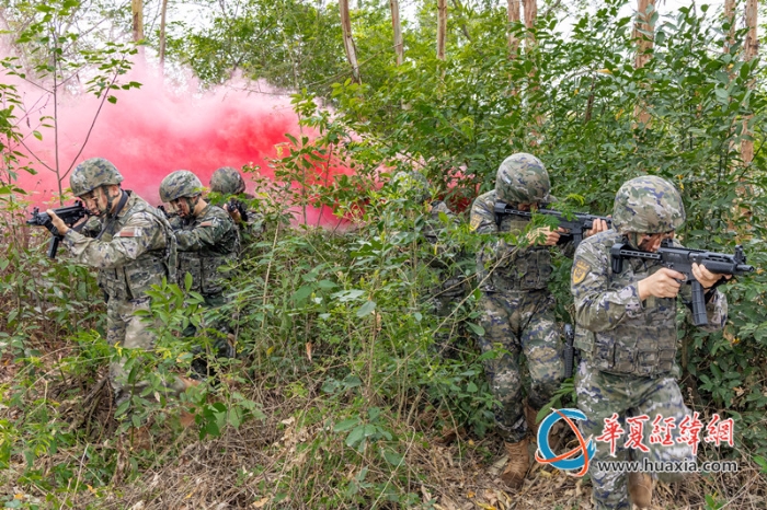 1、2025年4月16日，武警官兵进行小组交替掩护搜索。_副本
