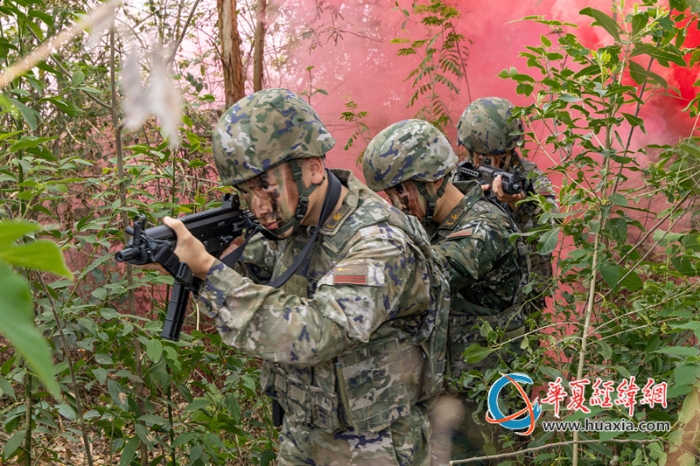 3、2025年4月16日，武警官兵进行战术协同搜索_副本
