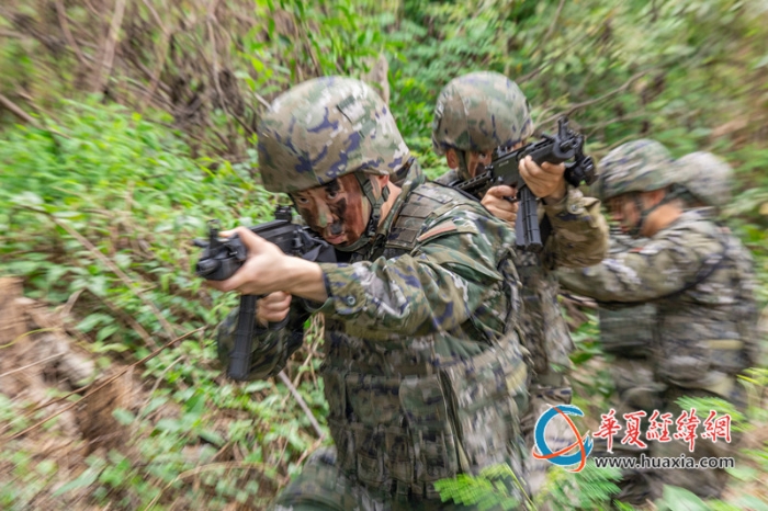 5、2025年4月16日，武警官兵进行小组协同搜索_副本