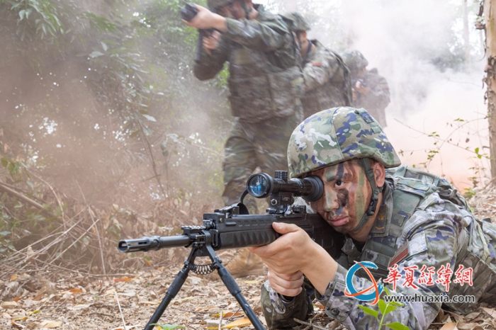 7、2025年4月16日，武警狙击手掩护队友快速出动_副本