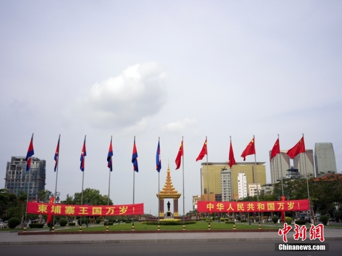 金边是柬埔寨王国的首都，坐落在湄公河、洞里萨河的交汇处。图为4月17日拍摄的金边街头景色。<a target='_blank' href='/'>中新社</a>记者 盛佳鹏 摄