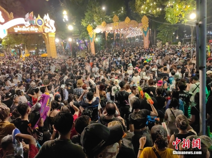 当地时间4月14日晚，柬埔寨首都金边市街头人潮涌动。今年的柬埔寨新年时间为4月14日至16日，该国各大城市推出一系列颇具特色的文旅活动，以期进一步释放节假经济潜力。<a target='_blank' href='/'>中新社</a>记者 杨强 摄