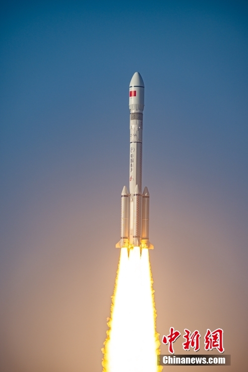 北京时间4月19日6时51分，我国在太原卫星发射中心使用长征六号改运载火箭，成功将试验二十七号卫星01星~06星发射升空，卫星顺利进入预定轨道，发射任务获得圆满成功。该卫星主要用于空间环境探测及相关技术试验。王增何 摄