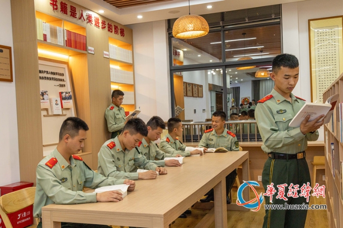 1.武警官兵在强军书屋分享读书趣闻。卢泳钢摄_副本