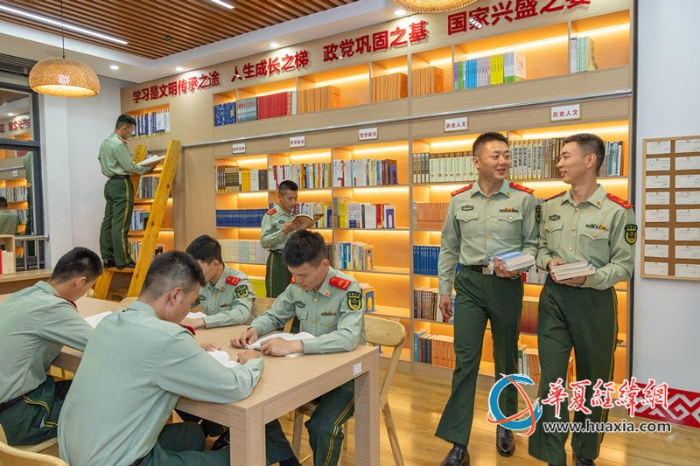 2.武警官兵在强军书屋借阅书刊。卢泳钢摄_副本