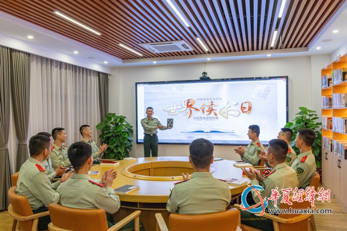 3.武警官兵在强军书屋开展好书分享。卢泳钢摄_副本