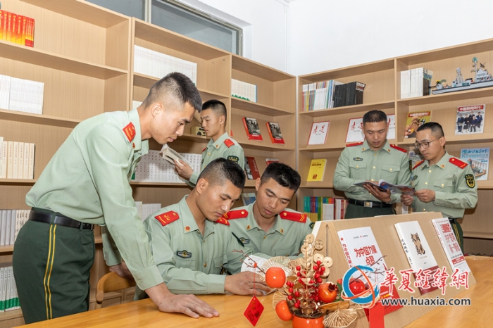 4.武警官兵在强军书屋静心阅读书刊。何明摄_副本