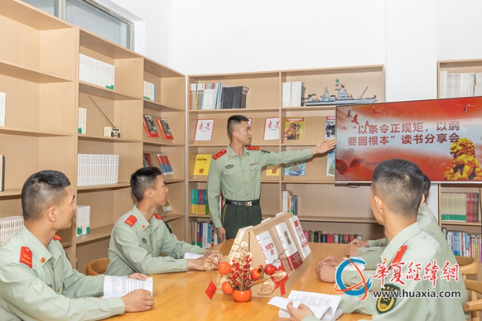5.武警官兵在强军书屋分享读书心得。何明摄_副本