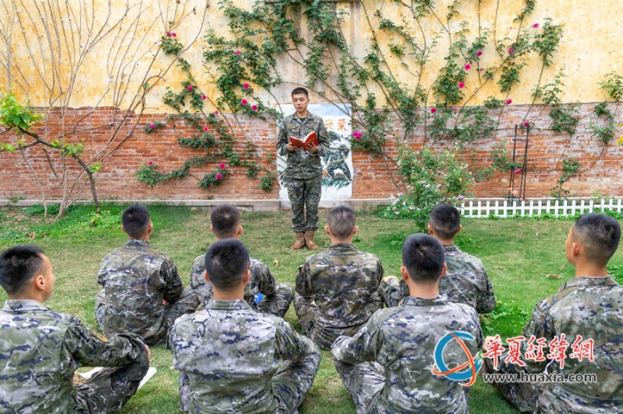 6.武警官兵在开展好书分享。卢泳钢摄_副本