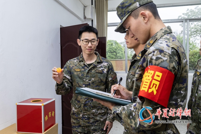 1.参赛选手抽签选题。 张辰飞 摄_副本