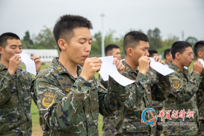 4、官兵利用纸巾辅助练习。（施晨洲 摄）_副本