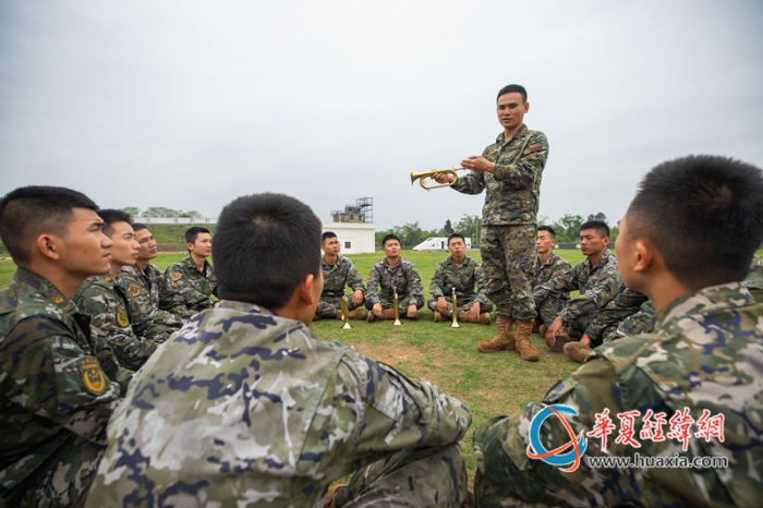 6、相互交流学习体会。（施晨洲 摄）_副本