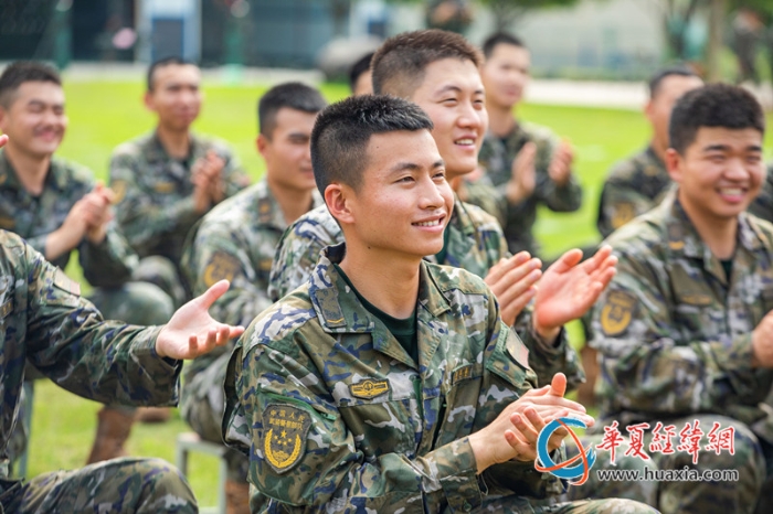 3、官兵们纷纷拍手叫好。（施晨洲 摄）_副本