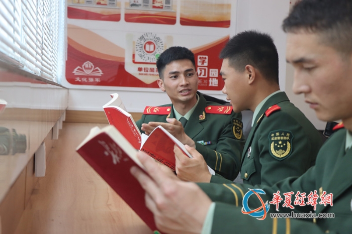7、官兵们在交流探讨中共同学习进步。（屠凌烽 摄）_副本