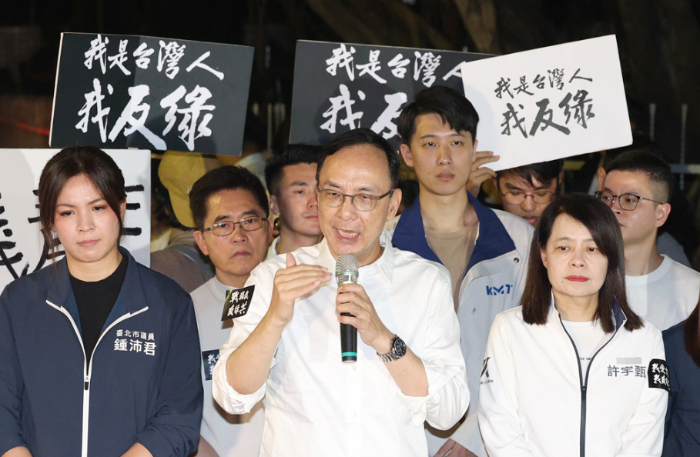 国民党主席朱立伦（中）吁民众426一起上凯道