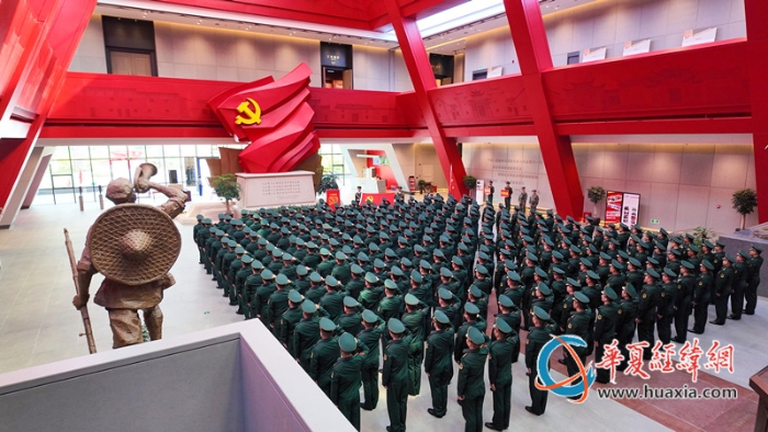 在三明宁化长征教育基地内，武警福建总队基层主官《纲要》培训队组织学员们重温入党誓词（1）_副本