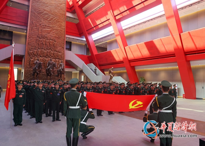 在三明宁化长征教育基地内，武警福建总队基层主官《纲要》培训队组织学员们重温入党誓词（2）_副本