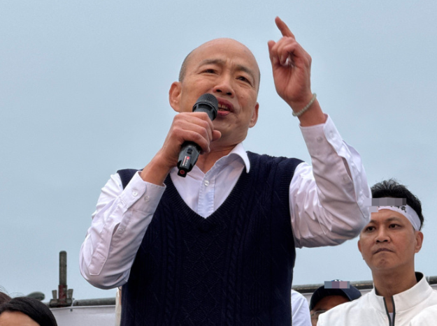 国民党26日在凯道举行“战独裁，凯道一起站出来！”活动，立法院长韩国瑜上台致词