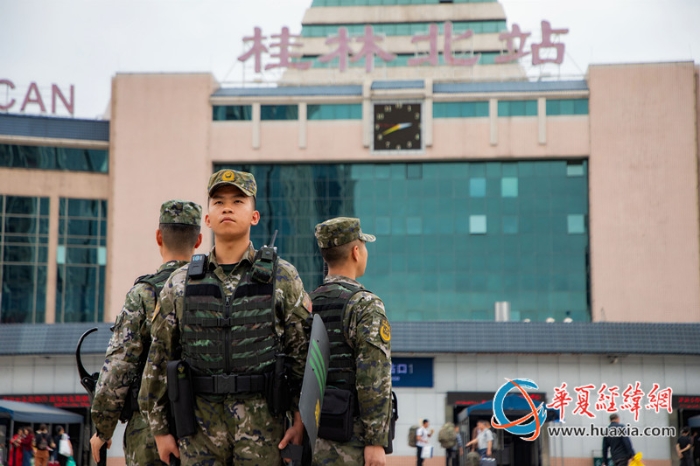 1.武警桂林支队官兵在桂林北站执行巡逻任务。农文尖 摄_副本