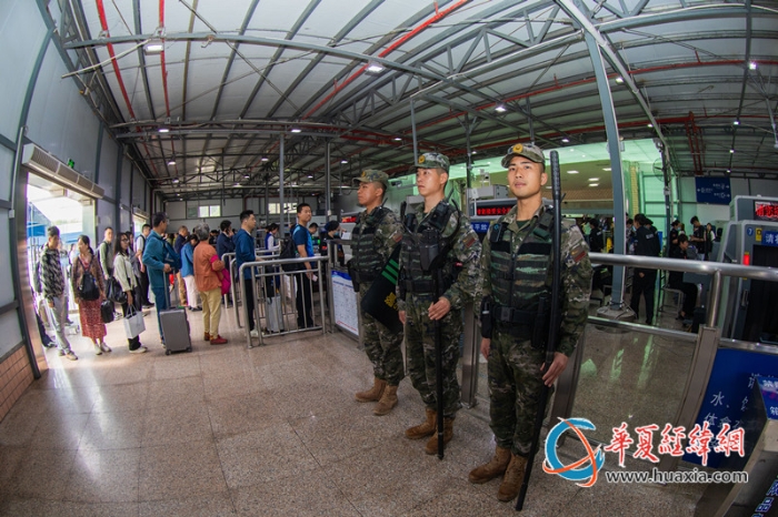 2.武警桂林支队官兵加强巡逻执勤，守护出行旅客安全。李笑仙 摄_副本