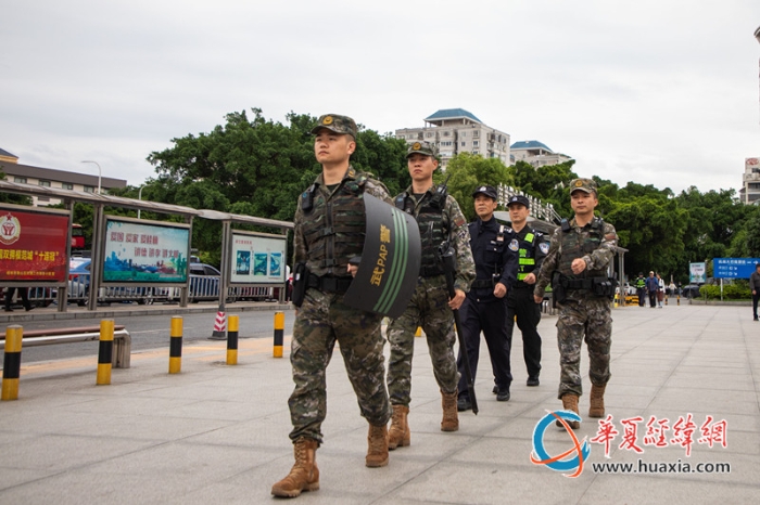 3.武警官兵与巡特警在站前广场开展武装巡逻。李飞 摄 _副本