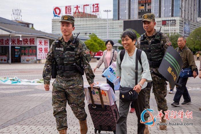 4.巡逻官兵帮助老人运送行李。施晨洲 摄_副本