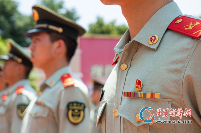 1、团徽在官兵胸前熠熠生辉。李飞摄_副本