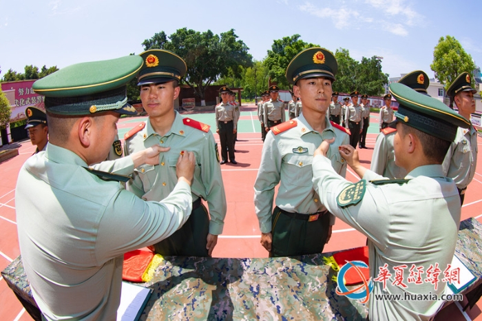 3、中队警官为新入团官兵佩戴团徽。农文尖 摄_副本