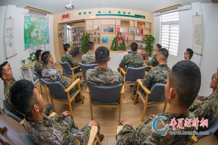 5、老兵蒙登真讲述战斗故事。李飞 摄_副本