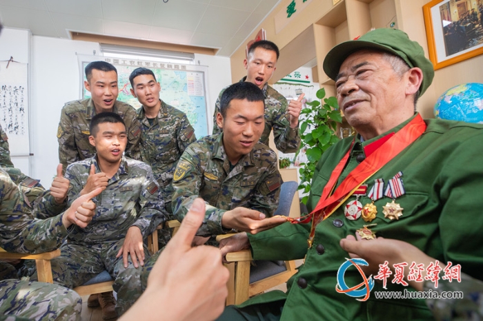 6、官兵们围坐在老兵蒙登真身旁，询问勋章的故事。施晨洲 摄_副本
