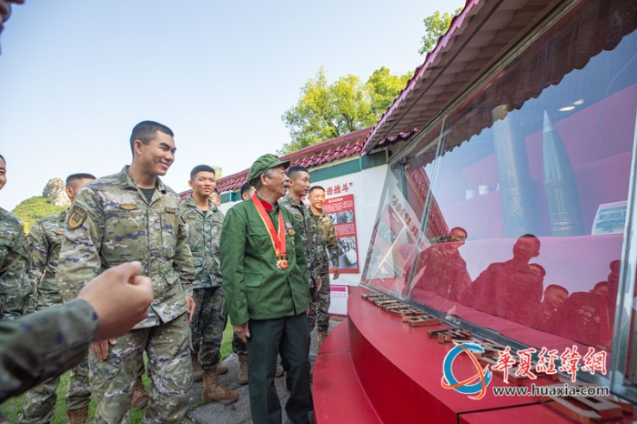 7、官兵们带领老兵蒙登真，参观中队荣誉墙和传家宝。李笑仙 摄_副本