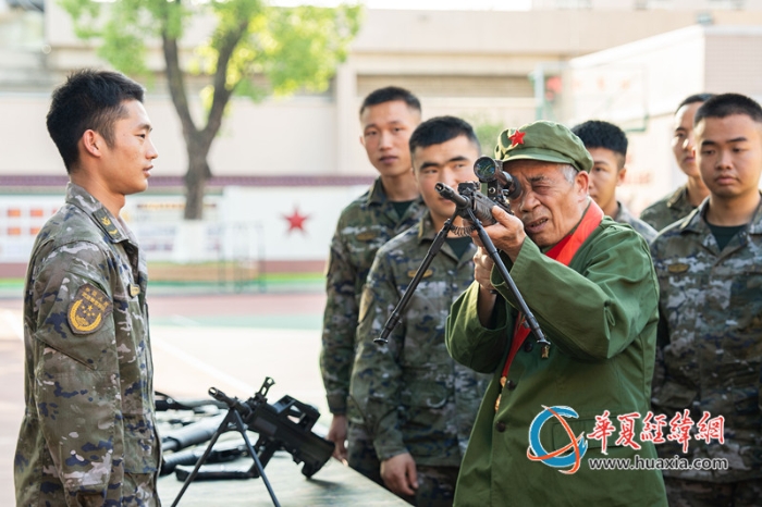 8、老兵蒙登真体验武器装备。李笑仙 摄_副本
