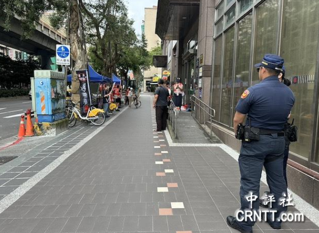 绿营罢蓝营民代强势出击，加剧台湾社会对立冲突。4日下午在台北市大安区麟光站附近一处罢免蓝营民代罗智强联署站，警方就派了4名警察保护罢团