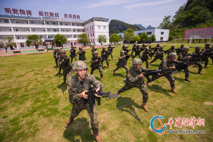 2、官兵进行刺杀训练。施晨洲 摄 _副本
