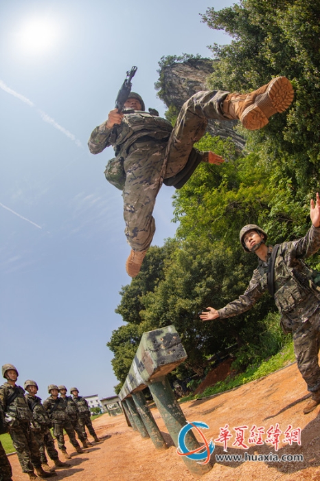 4、官兵开展实装200米障碍训练，图为官兵通过独木桥。农文尖 摄_副本