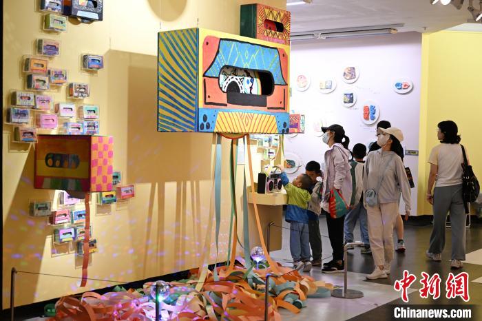 广东美术馆2025收藏童年系列展吸引参观者