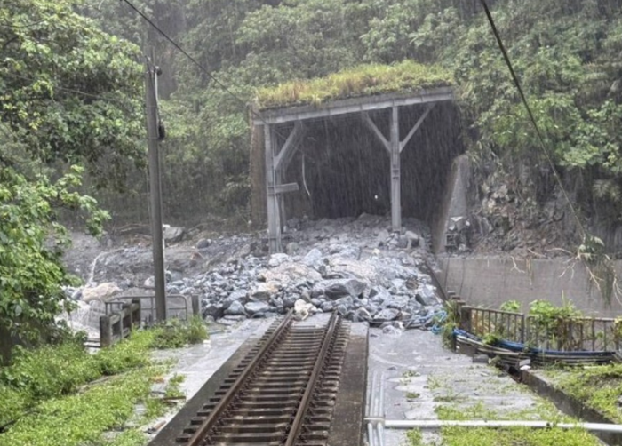 花莲山区受午后对流云系发展旺盛影响，18日下午下起豪雨，苏花公路汇德隧道口发生土石流，一度影响双向交通