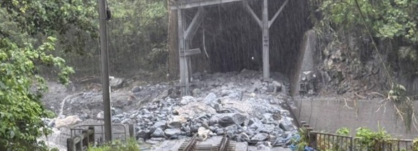 花莲县暴雨苏花公路发生泥石流淹没铁轨 台铁“自强号”惊险倒车