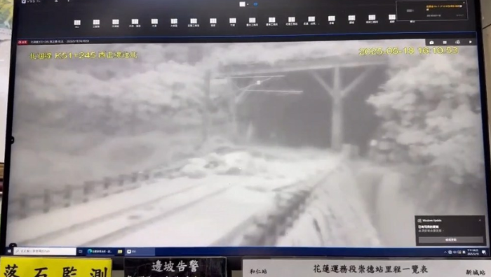 台湾东部出现豪大雨，花莲台铁和仁崇德段，发生土石流淹过铁路桥面导致交通中断