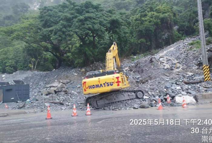 花莲山区受午后对流云系发展旺盛影响，18日下午下起豪雨，苏花公路汇德隧道口发生土石流，一度影响双向交通1